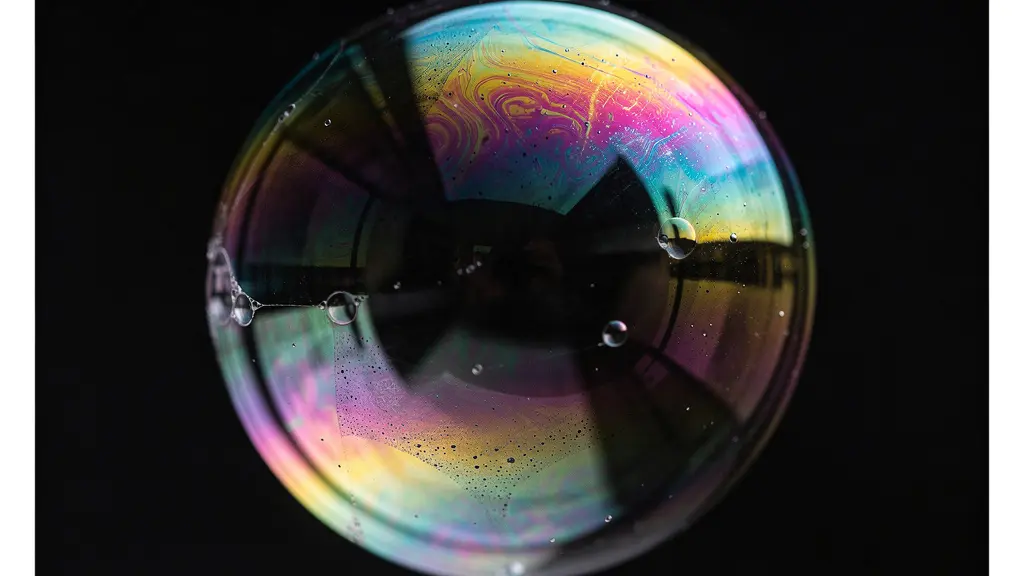 Bulle de savon irisée sur le point d'éclater, métaphore de la bulle spéculative