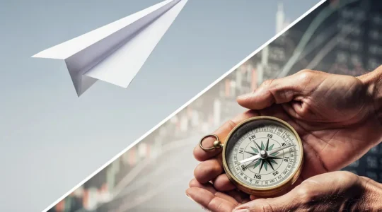 Comparaison visuelle entre gestion pilotée et gestion libre avec expert analysant des graphiques de performance