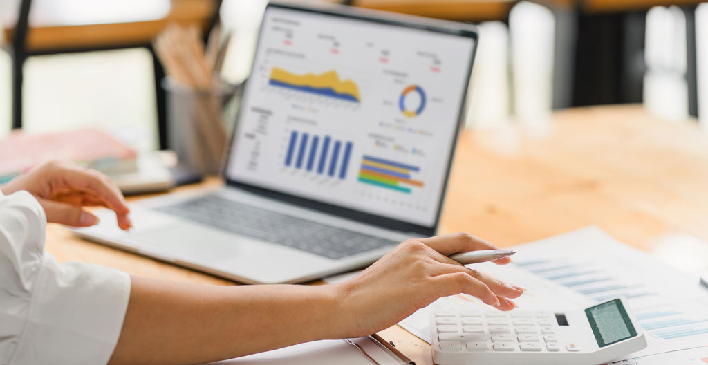 Documents fiscaux et calculatrice pour optimiser la fiscalité des placements d'épargne